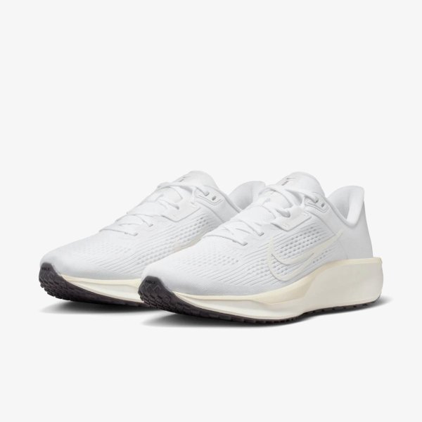 Женские кроссовки NIKE WMNS QUEST 6