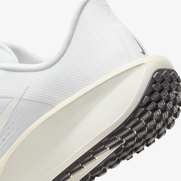 Женские кроссовки NIKE WMNS QUEST 6