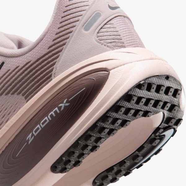 Женские кроссовки NIKE W VOMERO 18