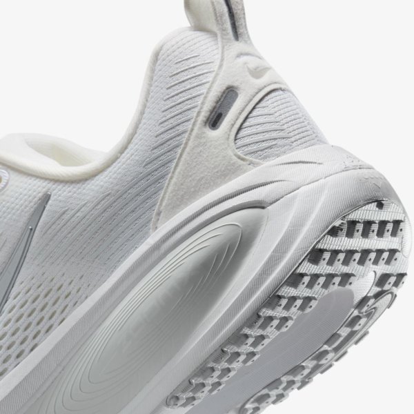 Жіночі кросівки NIKE W VOMERO 18