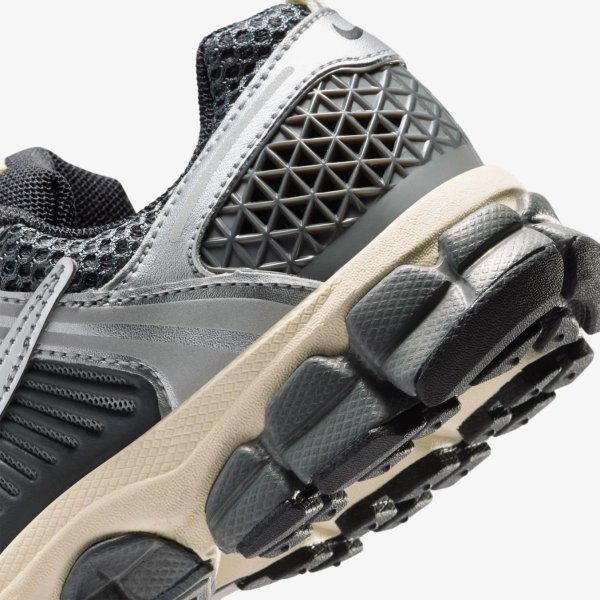 Детские кроссовки NIKE VOMERO 5 (GS)