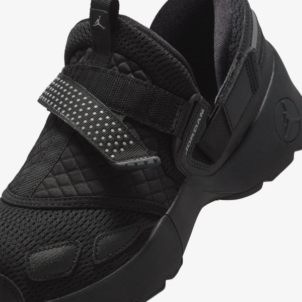 Жіночі кросівки WMNS JORDAN TRUNNER LX TRIPLE BLACK
