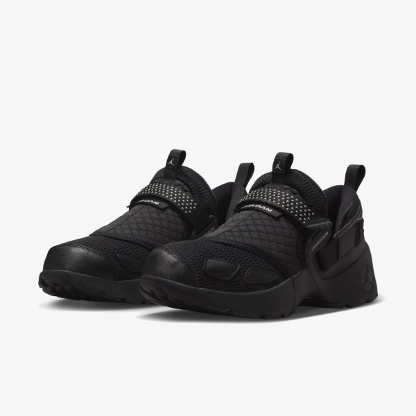 Женские кроссовки WMNS JORDAN TRUNNER LX TRIPLE BLACK
