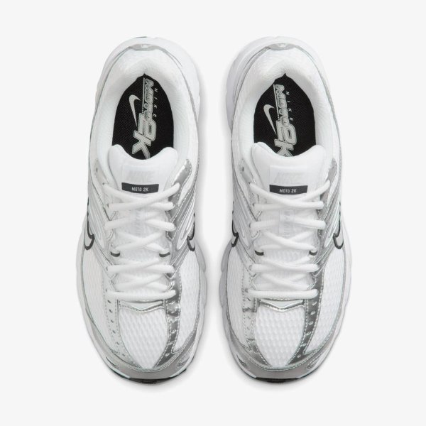 Женские кроссовки NIKE WMNS AIR MAX MOTO 2K WHITE / METALLIC SILVER