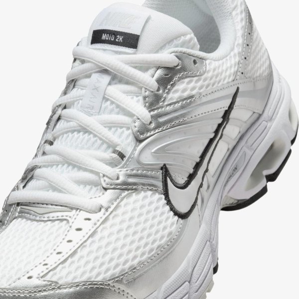 Женские кроссовки NIKE WMNS AIR MAX MOTO 2K WHITE / METALLIC SILVER