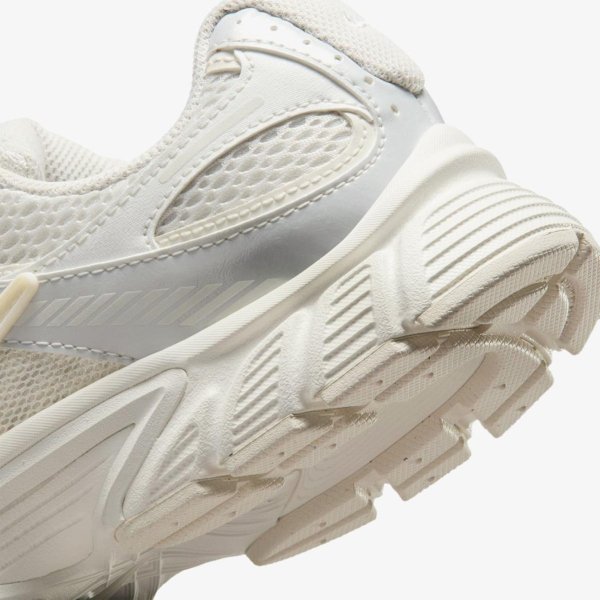 Женские кроссовки NIKE W V5 RNR