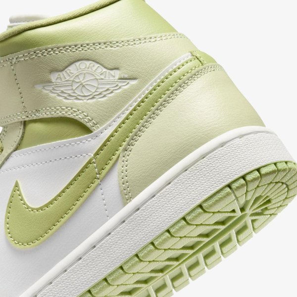 Женские кроссовки WMNS AIR JORDAN 1 MID OLIVE AURA