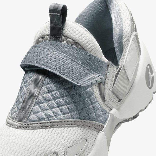 Женские кроссовки WMNS JORDAN TRUNNER LX WOLF GREY / REFLECTIVE SILVER